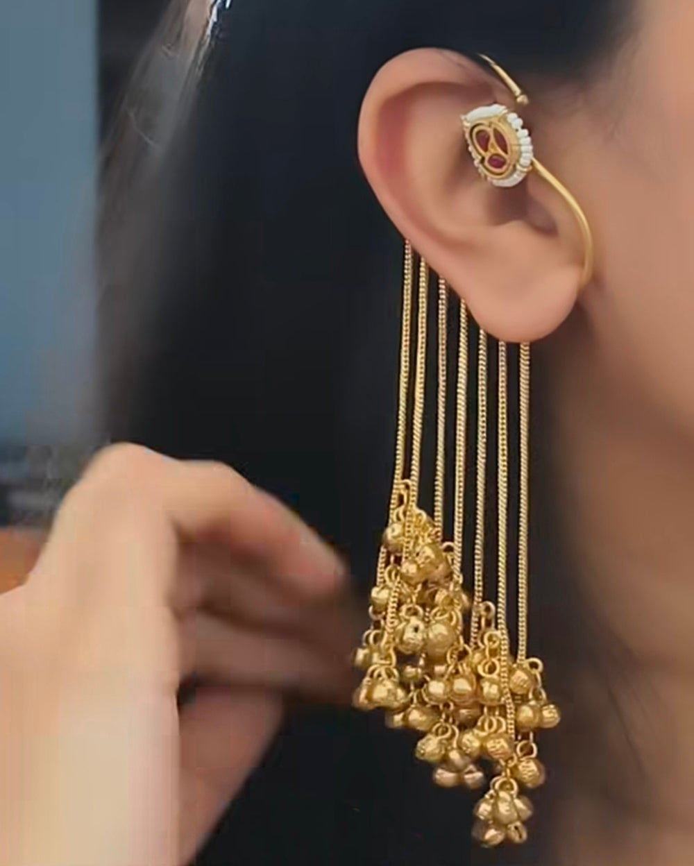 Hasrat Clip-on Golden Earcuff