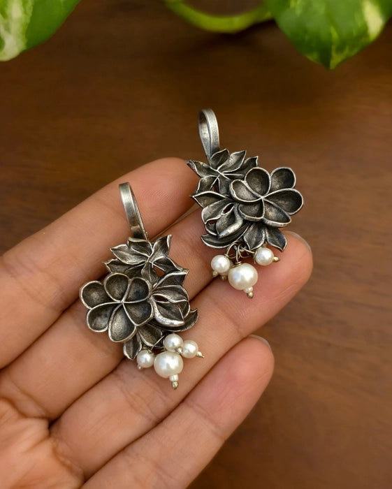 Taniya Bugadi Pearl Earcuff