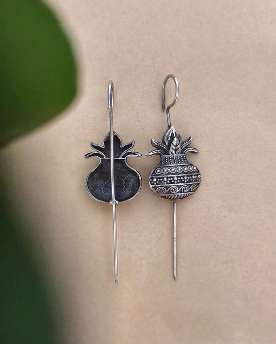 Kalash Needle Earcuff