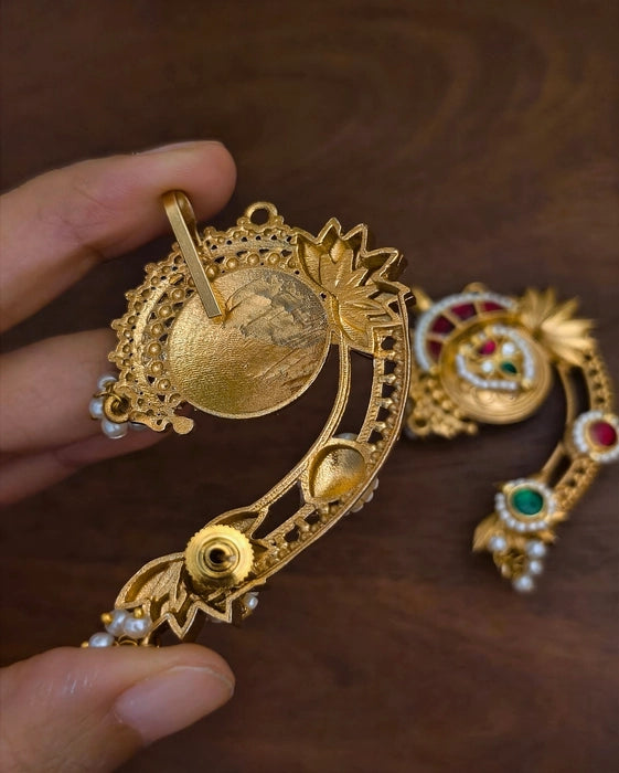 Idhika Golden Earcuff